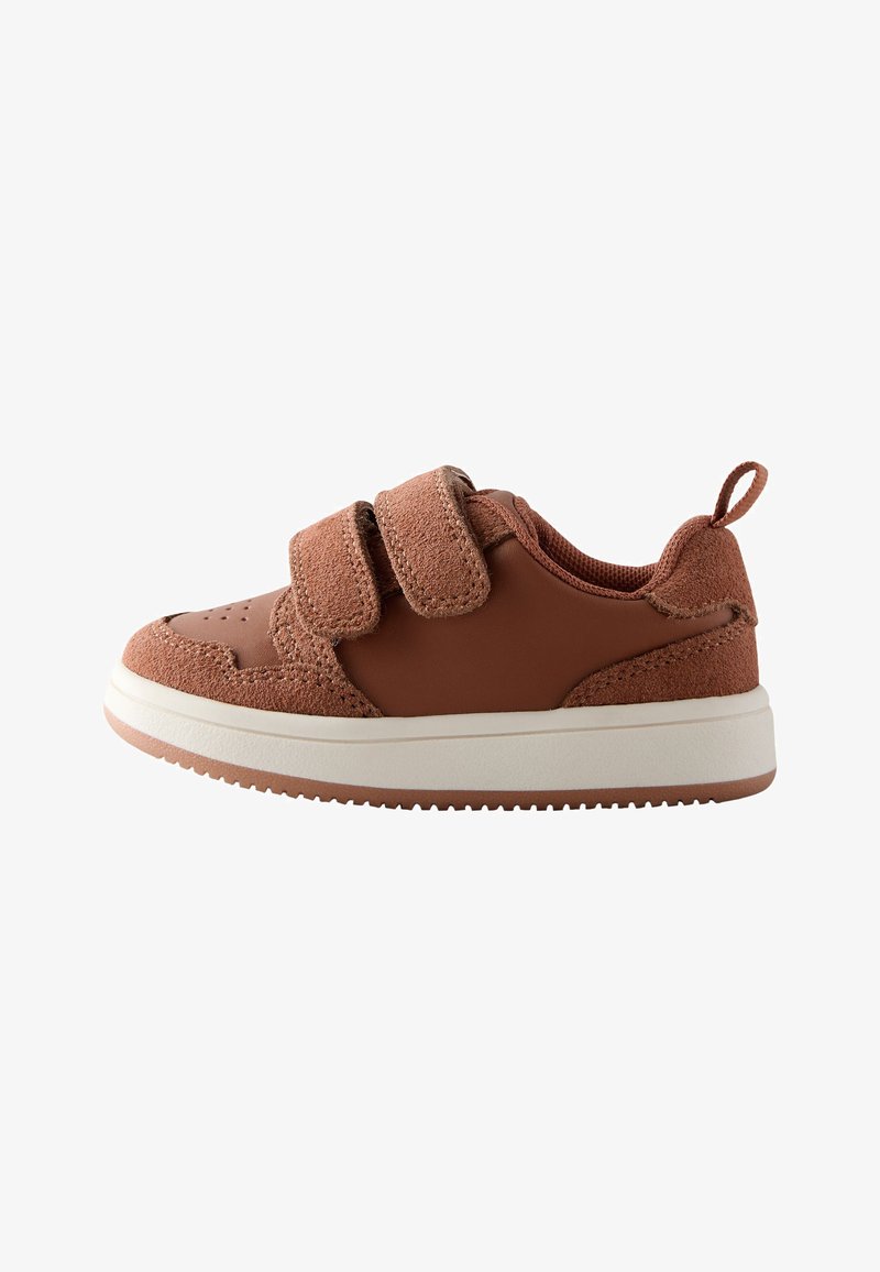Basket marron pour enfants avec deux bandes Velcro réglables, textures en suède et lisse, semelle blanche et languette au talon.