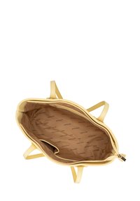 Gelbe Handtasche mit einer glatten Lederaußenseite, offener Oberseite, doppelten Griffen und einem stoffbezogenen Inneren, das ein sich wiederholendes Logo-Muster aufweist.