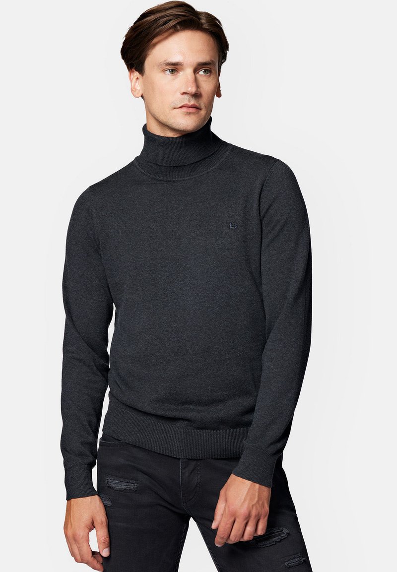 Ciemnoszary sweter z golfem, wykonany z miękkiego materiału, z długimi rękawami i dopasowanym krojem. Minimalistyczny detal logo na klatce piersiowej.