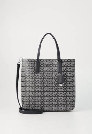 Bolso de mano gris con detalles en cuero negro, que presenta un patrón de logotipo repetido en toda su superficie, asas dobles y una correa de hombro desmontable.