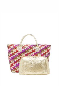 Geweven tote bag in kleurrijke patronen met gouden accenten en twee handvatten, samen met een kleine gouden metallic pouch.