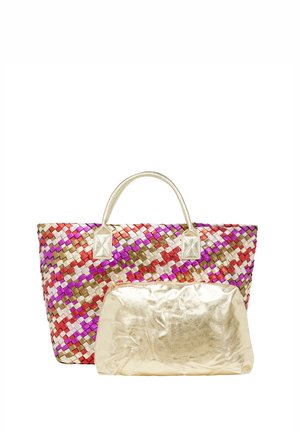 Geweven tote bag in kleurrijke patronen met gouden accenten en twee handvatten, samen met een kleine gouden metallic pouch.