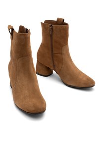 Brązowe zamszowe botki za kostkę z ostro zakończonym noskiem, blokowym obcasem i bocznym zamkiem błyskawicznym, z pętelką z tyłu umożliwiającą łatwiejsze zakładanie.