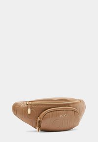Tan læder crossbody taske med prægede logo mønster, der har et hovedrum med lynlås og en mindre frontlomme med lynlås i guld hardware.