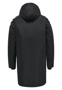 Svart lång vinterjacka med huva och vita chevronränder på axlarna, sedd bakifrån mot en vit bakgrund.