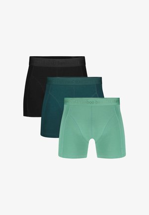 Trois paires de boxers pour hommes en noir, bleu sarcelle foncé et vert clair avec des ceintures de marque empilées côte à côte.