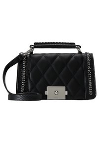 Sac à main en cuir noir matelassé avec détails en chaîne argentée, poignée supérieure et bandoulière réglable, avec fermeture à boucle rectangulaire argentée.