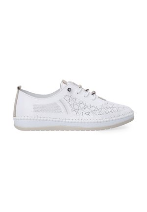 Weiße Sneaker aus Leder und Textil mit durchbrochendem Blumenmuster, runder Zehenpartie, Schnürung vorne und kontrastierenden grauen Akzenten an der Ferse.