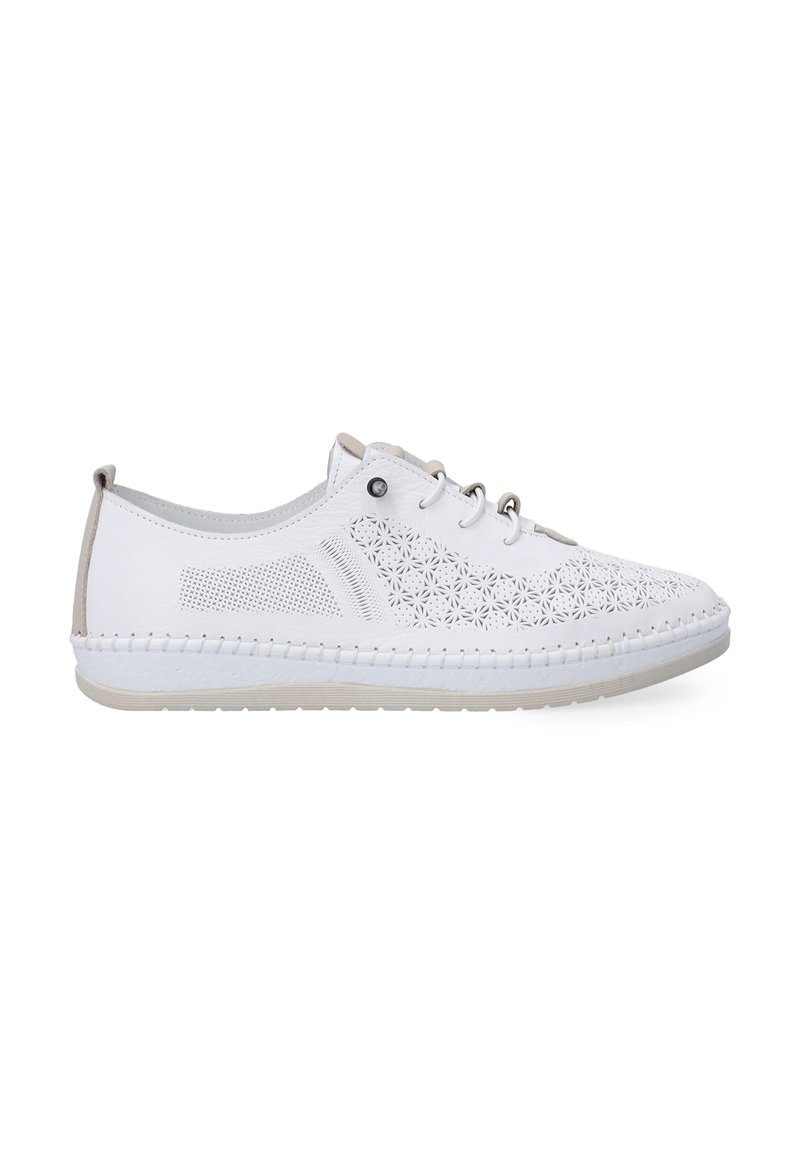 Weiße Sneaker aus Leder und Textil mit durchbrochendem Blumenmuster, runder Zehenpartie, Schnürung vorne und kontrastierenden grauen Akzenten an der Ferse.