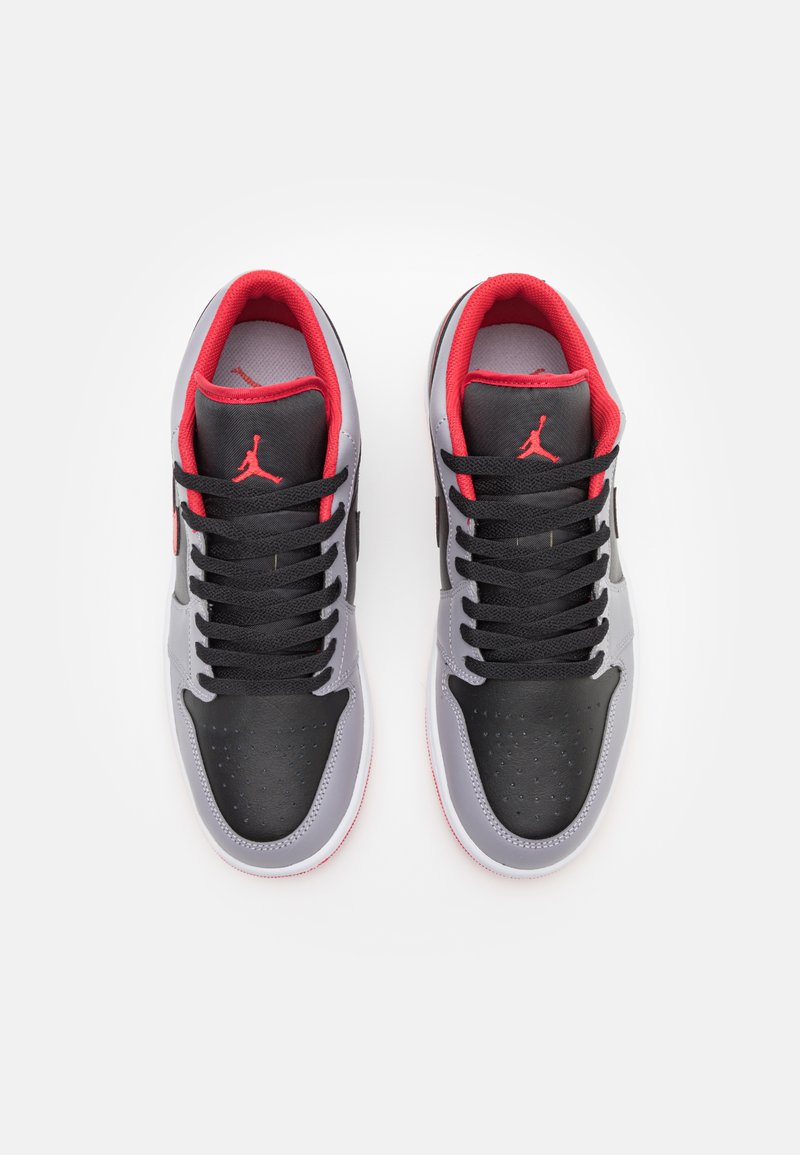 Czarno-szare sneakersy z czerwonymi akcentami, z perforowanym przodem, czarnymi sznurowadłami oraz klasycznym logo na języku i boku.