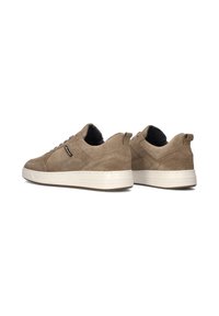 Beige Wildledersneaker mit einer weißen Gummisohle. Merkmale sind eine glatte Textur, eine runde Zehenpartie und ein minimalistisches Design mit Akzentnähten.
