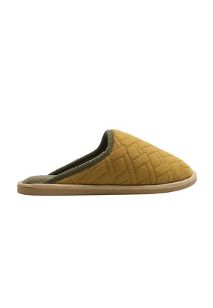 Zapatilla amarilla acolchada con forro textil verde, que presenta una punta redondeada, acentos trenzados y una suela de goma marrón.