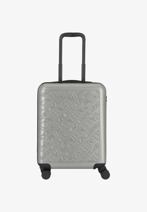 Valigia rigida in grigio metallizzato con logo del marchio in rilievo, maniglia retrattile e quattro ruote per la mobilità.