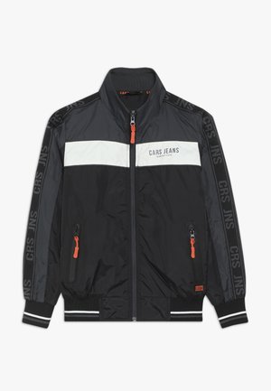 Giacca con zip nera e grigia con striscia bianca sul petto, tiretti della cerniera arancioni, logo "CARS JEANS" sul petto e strisce con marchio sulle maniche.