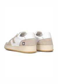 Sneaker in Weiß und hellgrauem Wildleder mit Gummi-Sohle. Mit einem glatten Lederoberteil, abgerundetem Zehenbereich und einem kleinen schwarzen Logo an der Ferse.