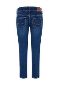 Jean en denim avec un lavage bleu foncé, coupe droite, cinq poches, coutures visibles, et une patch en cuir marron à la taille.