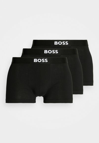 Coffret de trois boxers noirs, fabriqués en tissu doux. Comprend une ceinture noire avec "BOSS" en lettres blanches. Texture lisse, design ajusté.