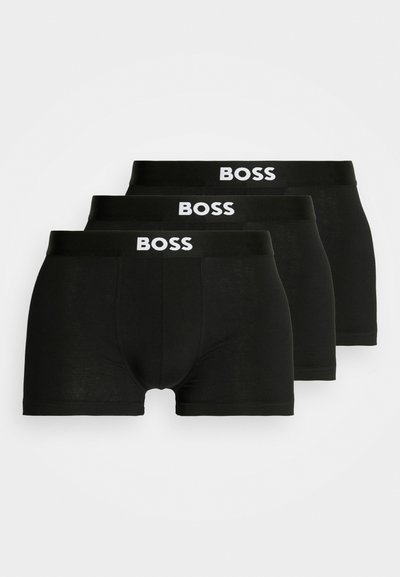 Coffret de trois boxers noirs, fabriqués en tissu doux. Comprend une ceinture noire avec "BOSS" en lettres blanches. Texture lisse, design ajusté.