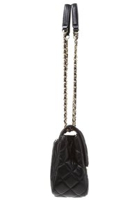 Borsa a tracolla in pelle nera con design trapuntato, dotata di una tracolla in catena dorata e manici superiori. Forma compatta con texture liscia e dettagli minimi.