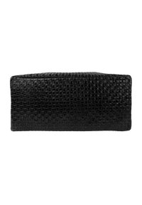 Zwarte geweven lederen clutch met een rechthoekige vorm, voorzien van een gestructureerd oppervlak en een subtiel ruitpatroon. Geen zichtbare hardware of accenten.
