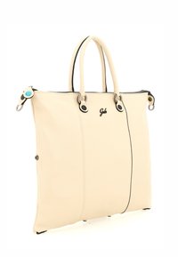 Borsa tote sintetica color crema con finitura testurizzata, doppi manici, dettagli neri e particolare hardware circolare. Chiusura con cerniera in alto.