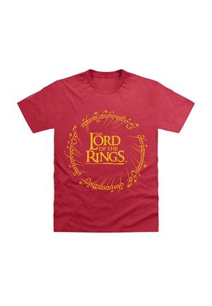 Rød T-shirt med korte ærmer og gul tekst "The Lord of the Rings" omgivet af et cirkulært elvisk skriftsdesign på forsiden.
