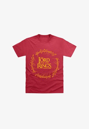 Rotes T-Shirt mit kurzen Ärmeln und gelbem Schriftzug "Der Herr der Ringe", umgeben von einem runden Elbenschrift-Design auf der Vorderseite.
