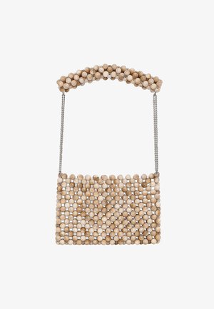 Perlehandtaske lavet af lyse træperler, med kædestropp og en struktureret rektangulær form med en tekstureret overflade.