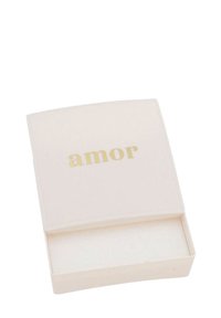 Liten, öppen ljusbeige låda med guldtexten "amor" på insidan av locket, tomt inre synligt mot en vit bakgrund.