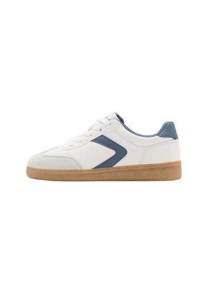 Zapatilla baja blanca y azul con cordones en la parte delantera y suela de goma, mostrada de perfil sobre un fondo blanco.