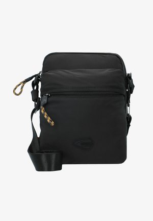 Schwarze Stoff-Umhängetasche mit einem Reißverschlussfach. Merkmale sind eine flache Form, ein strukturierter Träger und eine dekorative Kordelschleife. Emblem auf der Vorderseite.