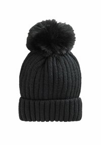 Bonnet en tricot noir avec une texture côtelée, doté d'un grand pompon duveteux sur le dessus et d'un revers replié à la base.