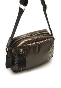 Borsa a spalla marrone a fantasia con zip dorata, pannelli neri e accenti decorativi. Texture liscia, forma rettangolare, due attacchi per accessori.