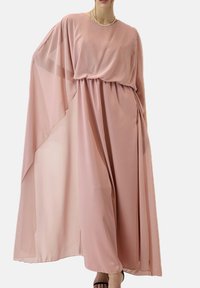 Losse roze jurk van zachte stof, met wijde mouwen en een geplooide taille, een lange, gedrapeerde silhouet en subtiele zijsplitten.