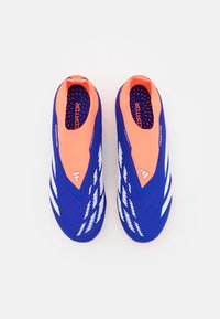 Scarpini da calcio blu con una superficie liscia, dotati di strisce bianche e accenti arancioni. Design slip-on con punta arrotondata e interno traspirante.