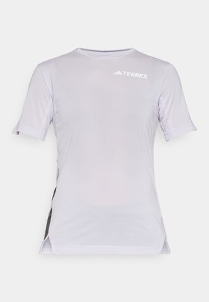 lichtpaarse sportieve t-shirt met korte mouwen, mesh panelen aan de zijkanten, ronde halslijn en logo op de borst. Ademend materiaal.