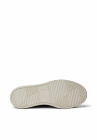 Valge sneakerite tald, millel on tekstuuriga kummitald, millel on ristvõrgud ja sile keskmine ala. Ilma nähtava brändi või logota.