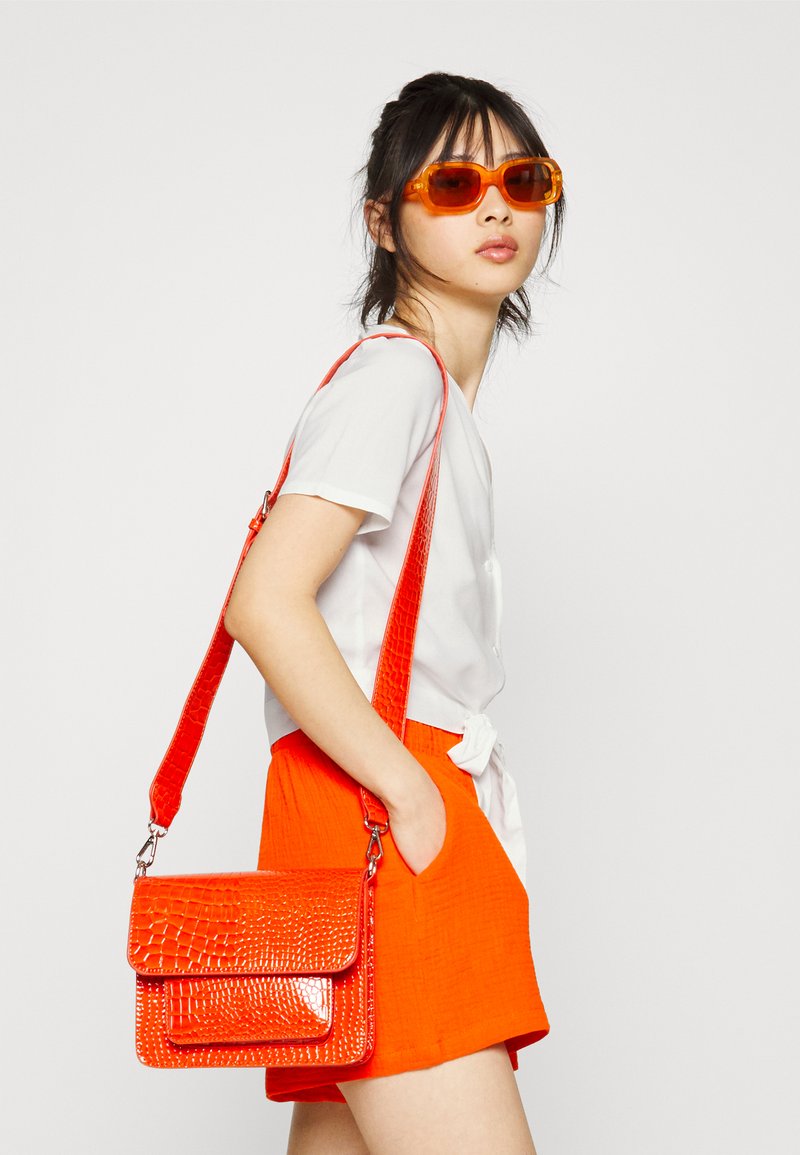 Vero Moda Petite VMEASY - Blusa - snow white solid