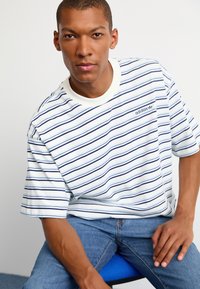 adidas Originals 80S LOOSE STRIPED - T-shirts med print - off white