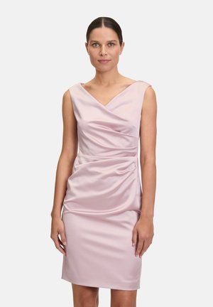 Blushfarbenes Kleid aus Satin mit taillierter Silhouette, V-Ausschnitt und gerafften Details an der Taille, das bis zur Mitte des Oberschenkels reicht.