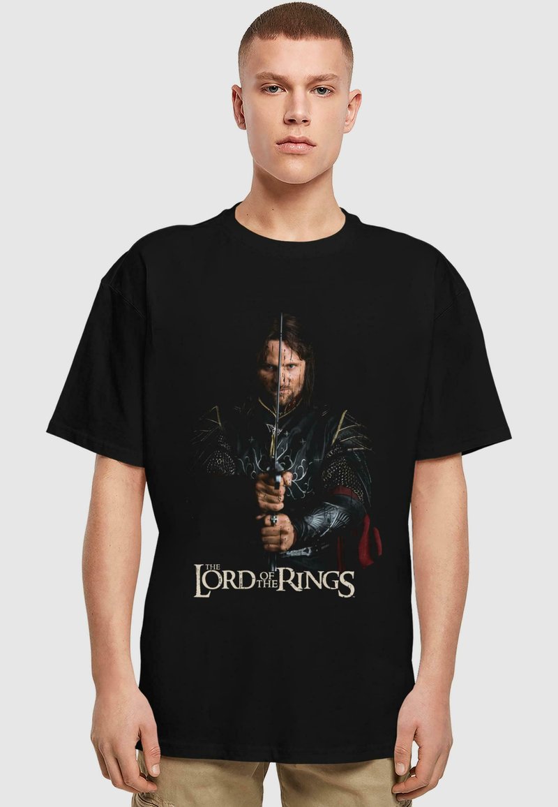 Sort bomulds T-shirt med et frontprint af en sværdførende karakter fra "Ringenes Herre" iført detaljeret rustning og logo.