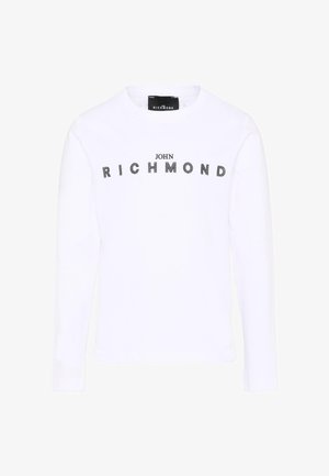 Biała koszulka z długim rękawem i okrągłym dekoltem, z napisem "JOHN RICHMOND" na piersi w czarnych literach z wzorem.