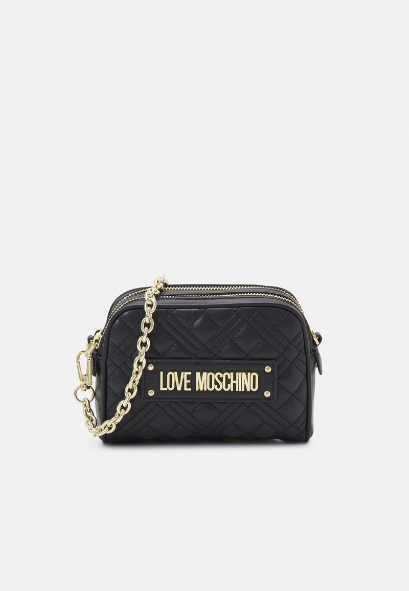 Černá prošívaná kabelka přes rameno se zlatým řetězovým popruhem a zlatým nápisem "LOVE MOSCHINO" na přední straně.
