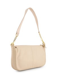 Beige læder skuldertaske med lynlås, der har et enkelt design, flad form og en guldkædeaccent på stroppen.