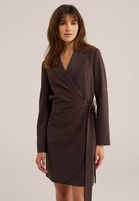 We fashion vardagsklaenning dark brown wf521c0xw o11 — klänning med fickor från Zalando
