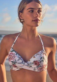 Next PLUNGE STANDARD - Bikiniöverdel - white photographic floral