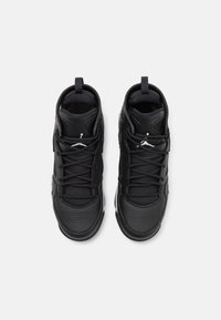 Černé vysoké tenisky s koženým a síťovaným svrškem, texturovanými detaily a šněrováním s poutkem na zadní straně pro snadné obutí.