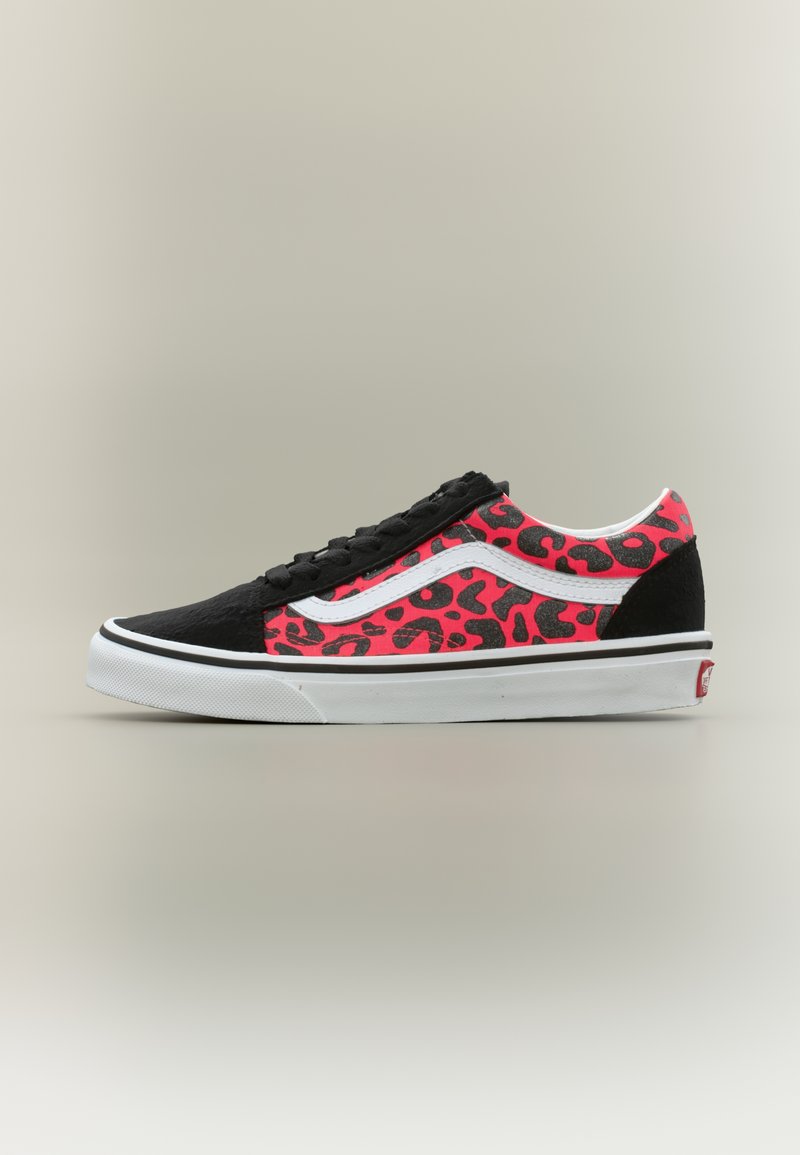 Χαμηλού τύπου αθλητικό παπούτσι με μαύρη μύτη, πλευρές με κόκκινο και μαύρο λεοπάρ μοτίβο, λευκή ρίγα, λευκή μεσαία σόλα και μαύρα κορδόνια σε ουδέτερο φόντο.