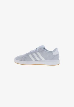 Baskets Adidas basses gris clair avec des bandes blanches, une semelle blanche et une semelle extérieure couleur gomme, vues de profil sur fond blanc.