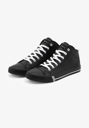 Baskets montantes noires en matériau synthétique. Dotées de lacets blancs, d'une semelle en caoutchouc et de marquages sur le côté. Détails de couture simples.